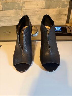 NWOT  Vince Camuto Black Leather Peep Toe Block Heel booties sz 8.5
